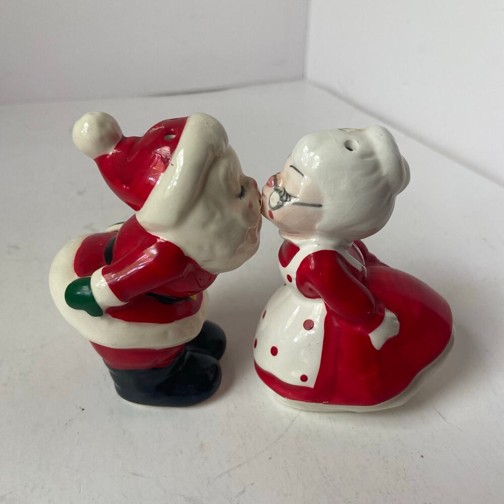 Lefton Santa & Mrs Claus Kissing Salt & Pepper Shakers 1985 Label Stopper Intact